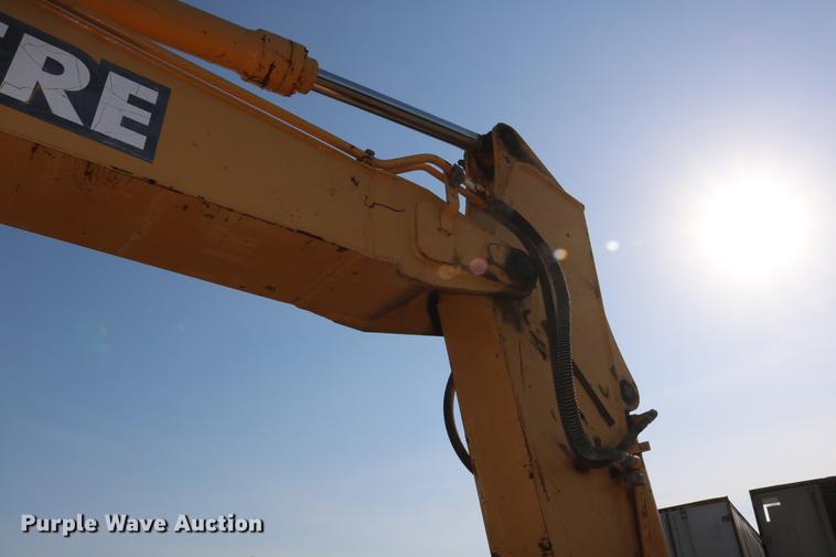 image for item DD8259 2004 John Deere 200C LC excavator