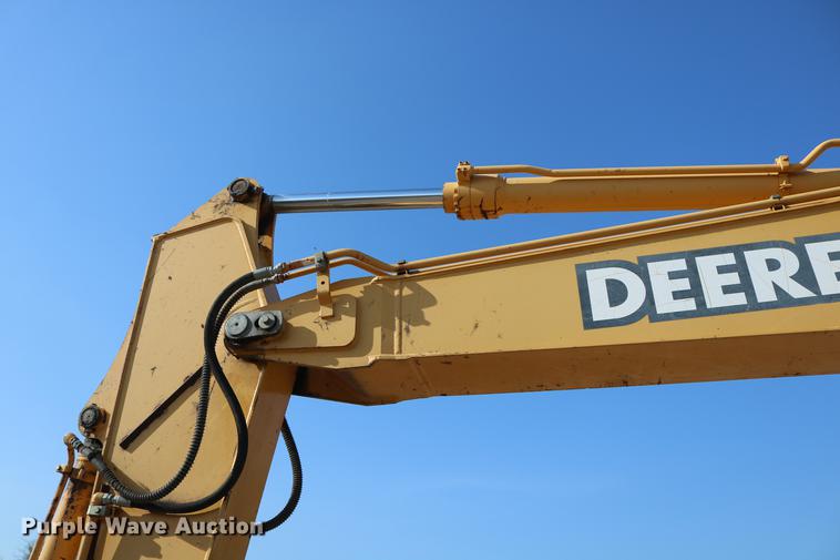 image for item DD8259 2004 John Deere 200C LC excavator