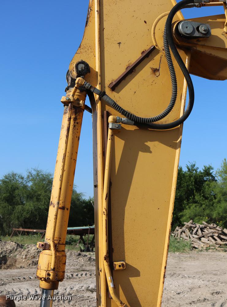 image for item DD8259 2004 John Deere 200C LC excavator