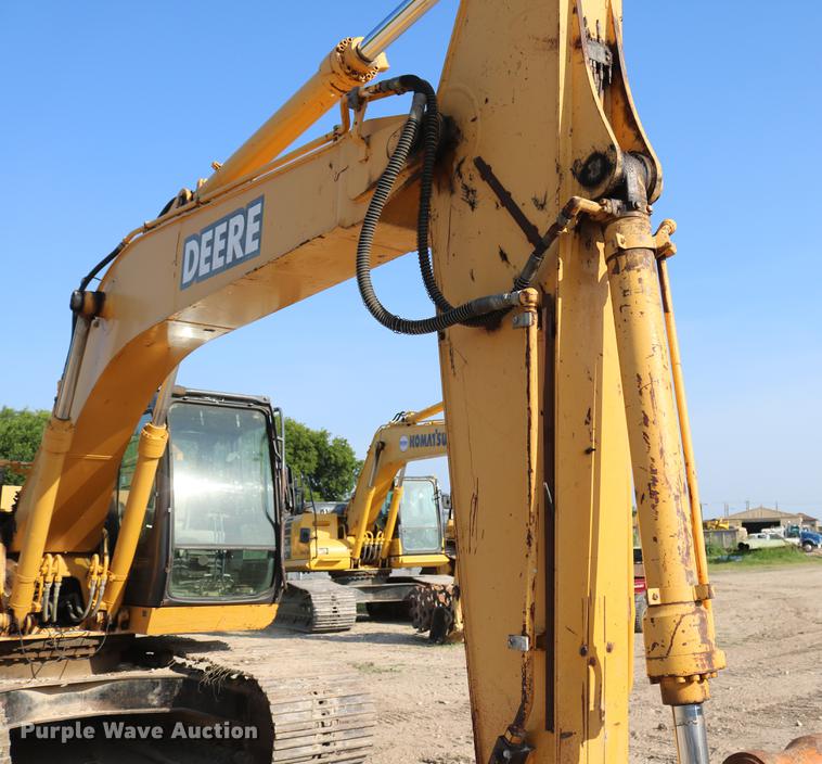 image for item DD8259 2004 John Deere 200C LC excavator