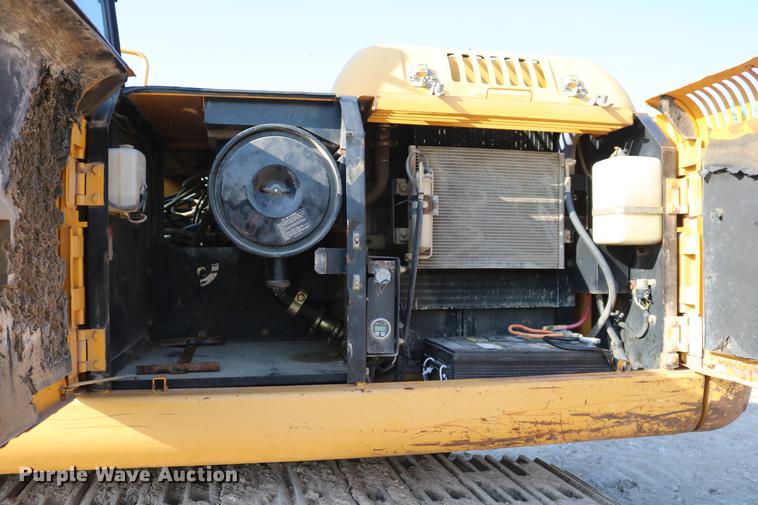 image for item DD8259 2004 John Deere 200C LC excavator