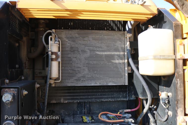 image for item DD8259 2004 John Deere 200C LC excavator