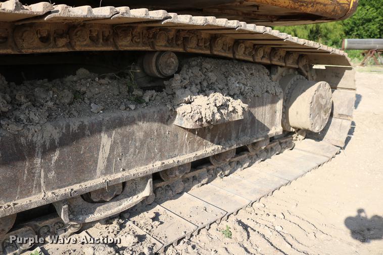 image for item DD8259 2004 John Deere 200C LC excavator