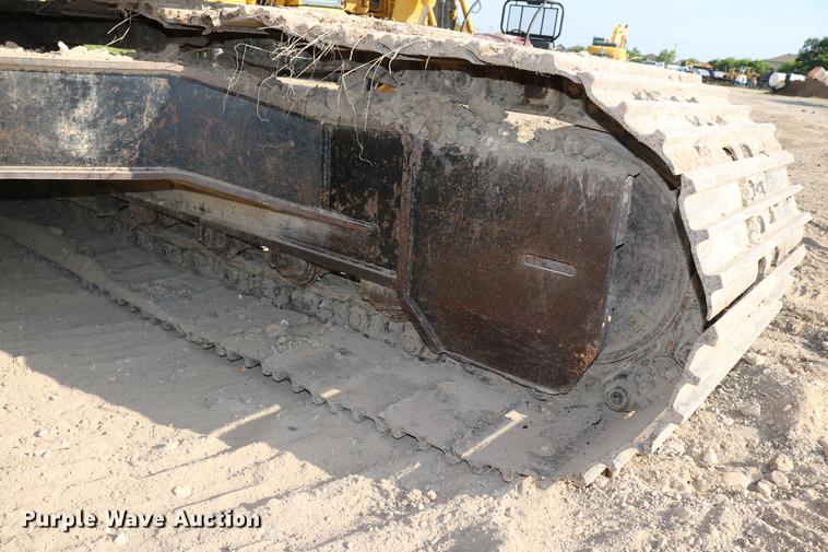 image for item DD8259 2004 John Deere 200C LC excavator