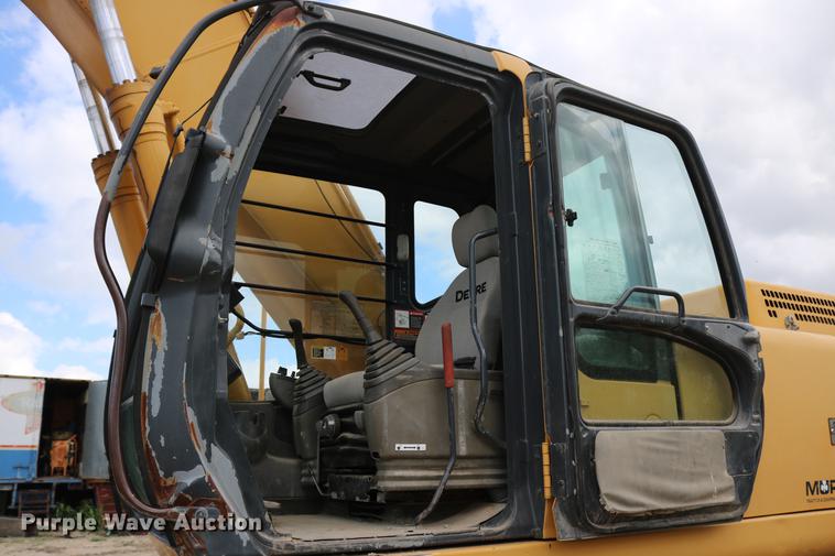 image for item DD8261 2006 John Deere 330C LC excavator