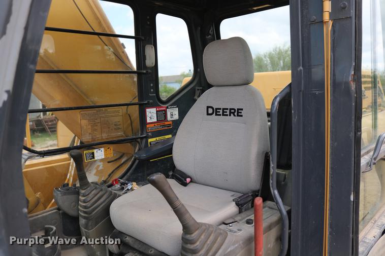 image for item DD8261 2006 John Deere 330C LC excavator