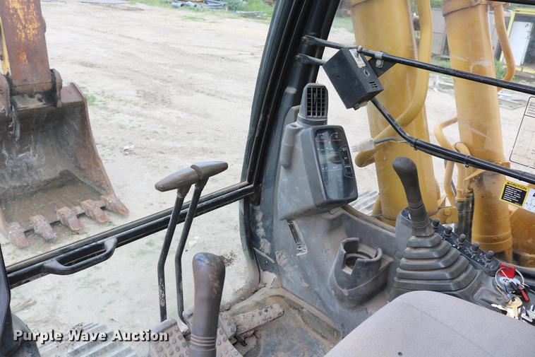 image for item DD8261 2006 John Deere 330C LC excavator