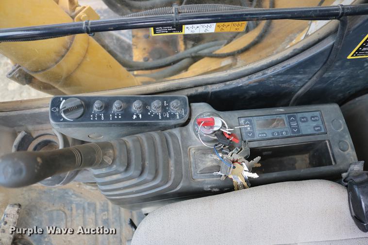 image for item DD8261 2006 John Deere 330C LC excavator