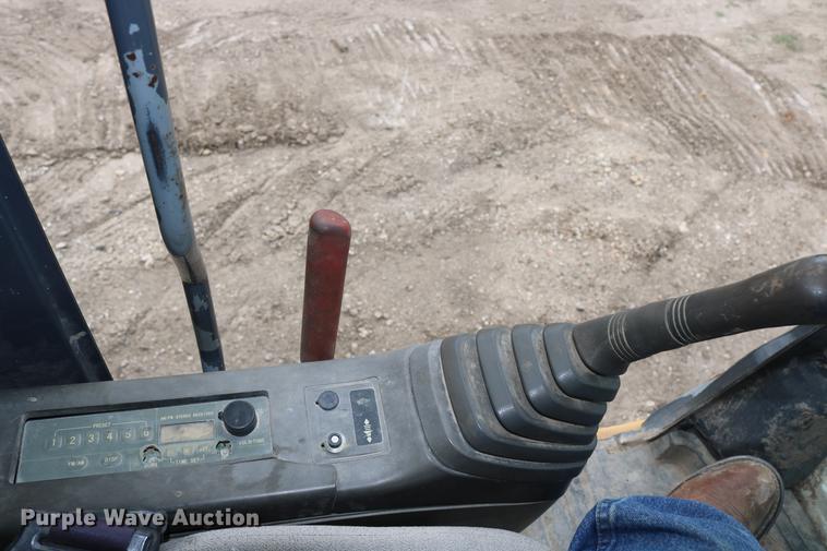 image for item DD8261 2006 John Deere 330C LC excavator