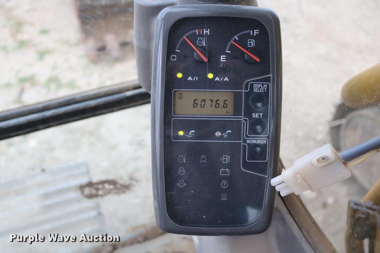 image for item DD8261 2006 John Deere 330C LC excavator