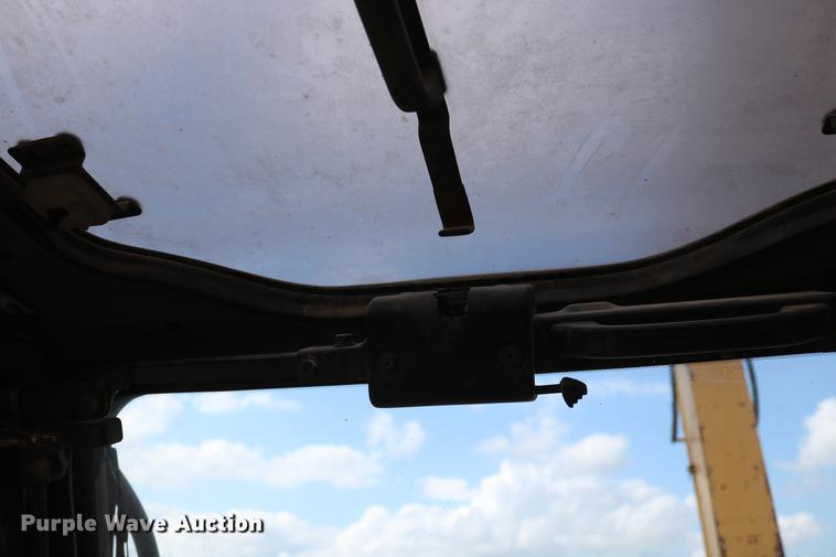 image for item DD8261 2006 John Deere 330C LC excavator