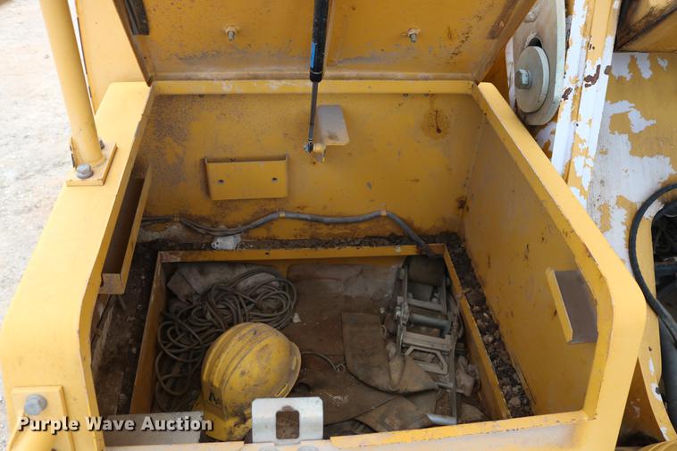 image for item DD8261 2006 John Deere 330C LC excavator