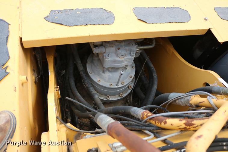 image for item DD8261 2006 John Deere 330C LC excavator