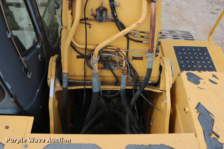 image for item DD8261 2006 John Deere 330C LC excavator
