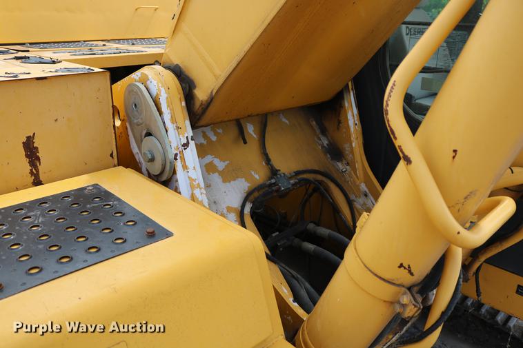 image for item DD8261 2006 John Deere 330C LC excavator