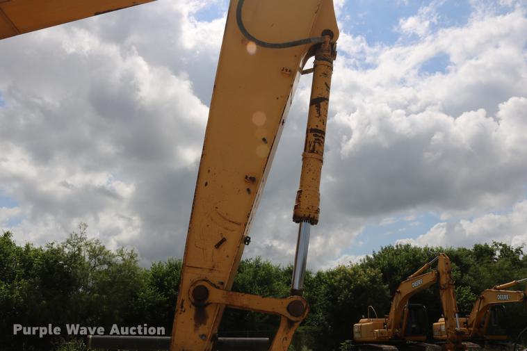 image for item DD8261 2006 John Deere 330C LC excavator