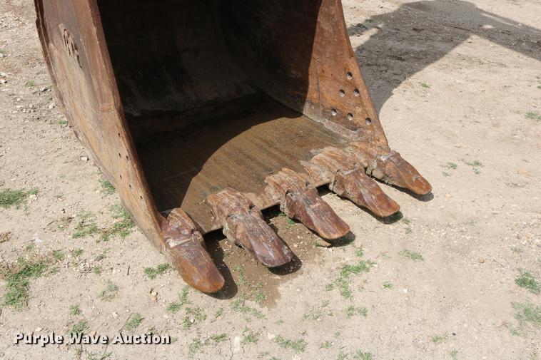 image for item DD8261 2006 John Deere 330C LC excavator