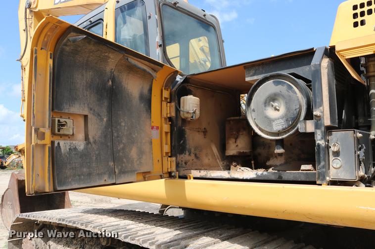 image for item DD8261 2006 John Deere 330C LC excavator