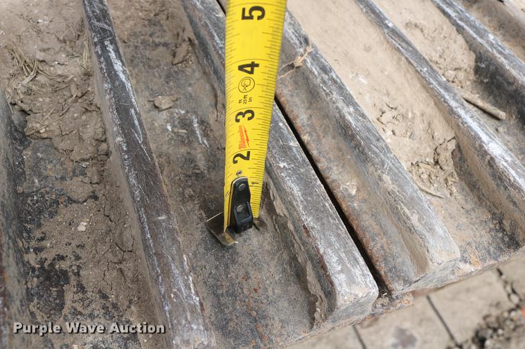 image for item DD8261 2006 John Deere 330C LC excavator