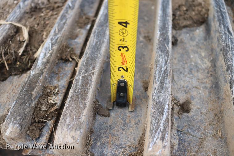 image for item DD8261 2006 John Deere 330C LC excavator