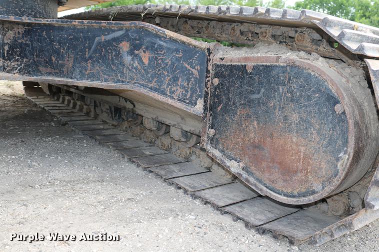 image for item DD8261 2006 John Deere 330C LC excavator