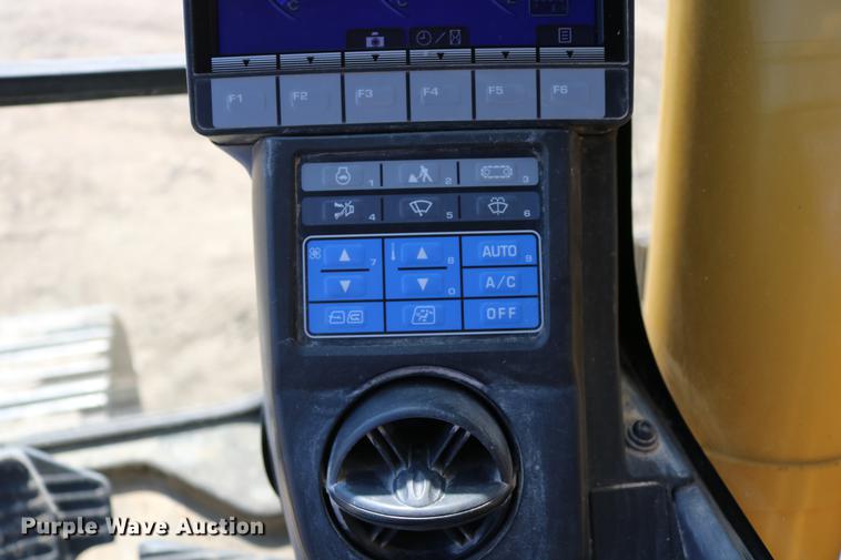 image for item DD8269 2013 Komatsu PC240LC-10 excavator