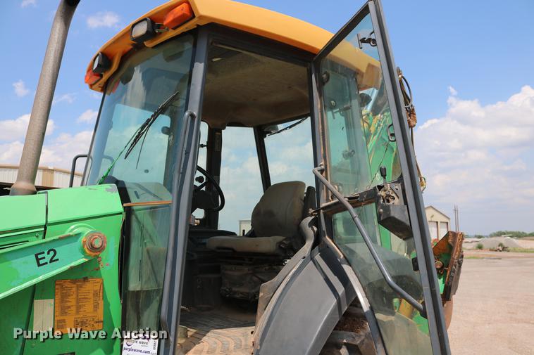 image for item DD8273 2003 John Deere 310G backhoe