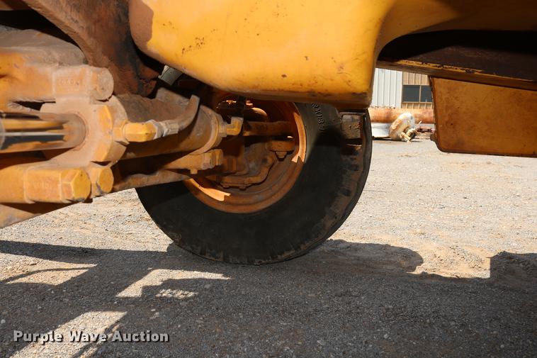 image for item DD8274 2003 John Deere 310G backhoe