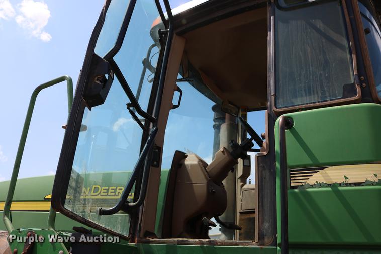 image for item DD8276 2003 John Deere 9520 Scraper Special 4WD tractor