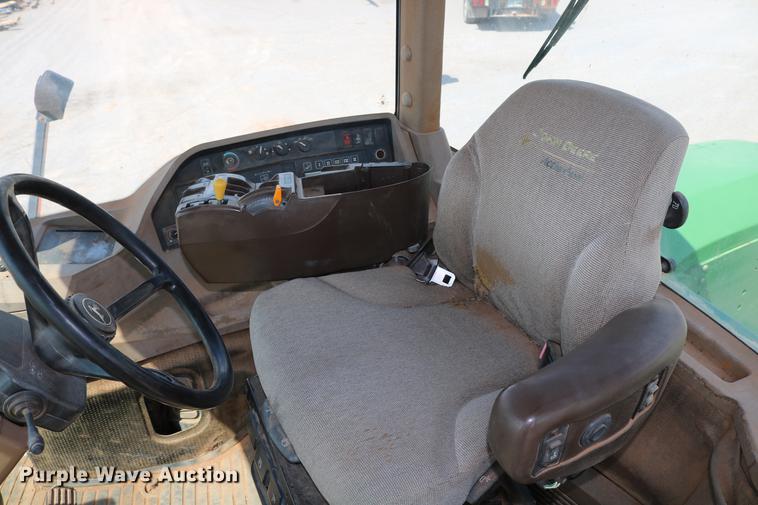 image for item DD8276 2003 John Deere 9520 Scraper Special 4WD tractor