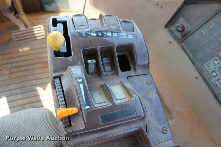 image for item DD8276 2003 John Deere 9520 Scraper Special 4WD tractor