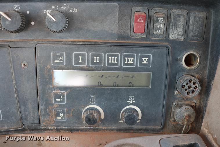 image for item DD8276 2003 John Deere 9520 Scraper Special 4WD tractor