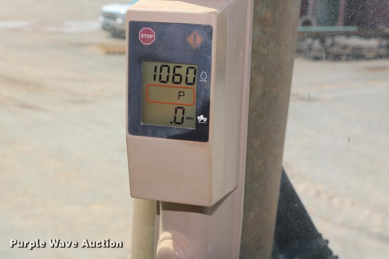 image for item DD8276 2003 John Deere 9520 Scraper Special 4WD tractor