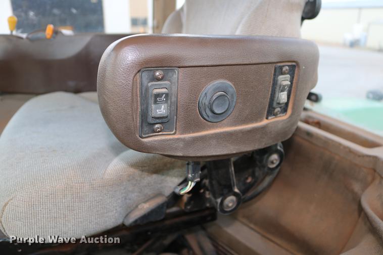 image for item DD8276 2003 John Deere 9520 Scraper Special 4WD tractor