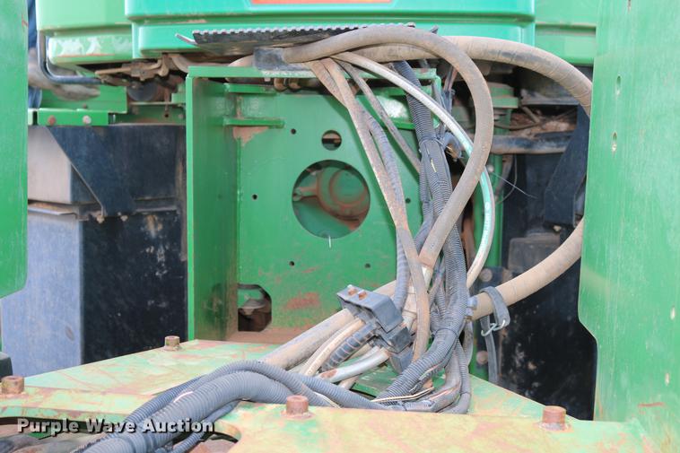 image for item DD8276 2003 John Deere 9520 Scraper Special 4WD tractor