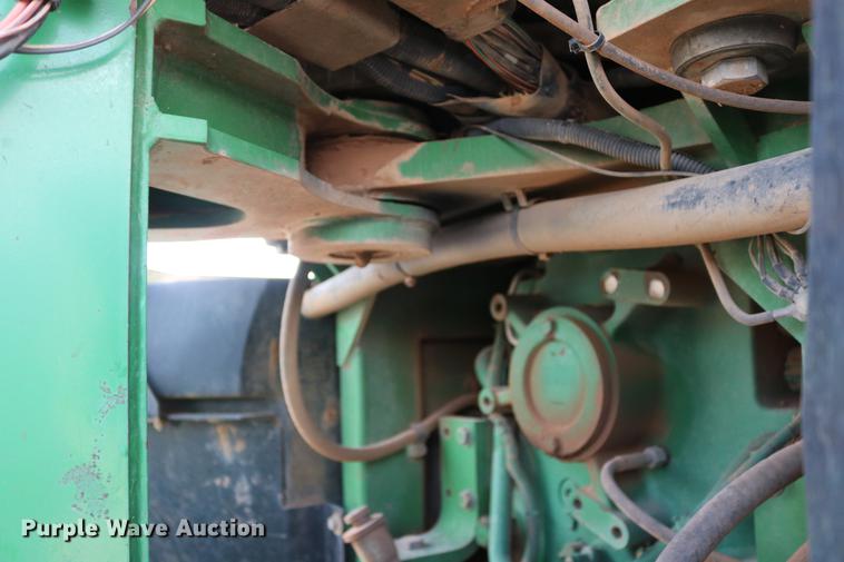 image for item DD8276 2003 John Deere 9520 Scraper Special 4WD tractor