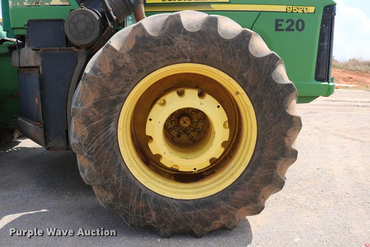 image for item DD8276 2003 John Deere 9520 Scraper Special 4WD tractor