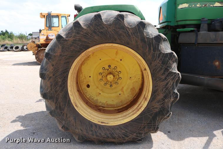 image for item DD8276 2003 John Deere 9520 Scraper Special 4WD tractor