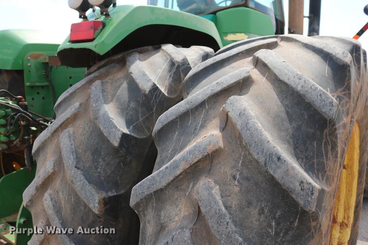 image for item DD8276 2003 John Deere 9520 Scraper Special 4WD tractor