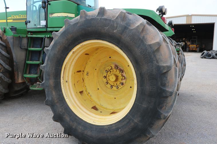 image for item DD8276 2003 John Deere 9520 Scraper Special 4WD tractor