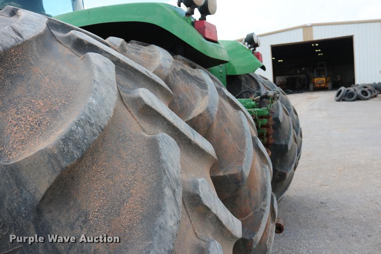 image for item DD8276 2003 John Deere 9520 Scraper Special 4WD tractor