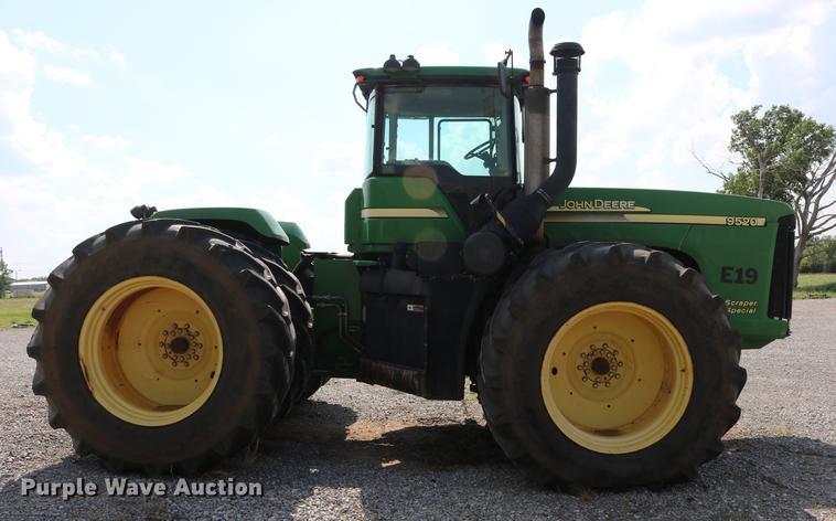 image for item DD8278 2006 John Deere 9520 Scraper Special 4WD tractor