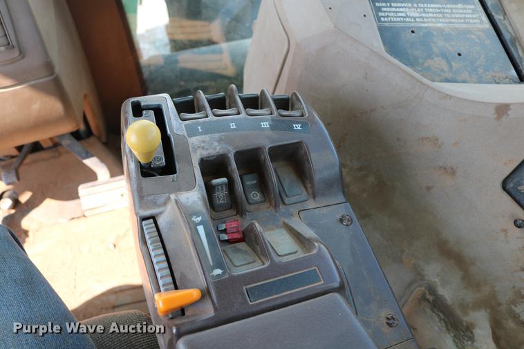 image for item DD8278 2006 John Deere 9520 Scraper Special 4WD tractor