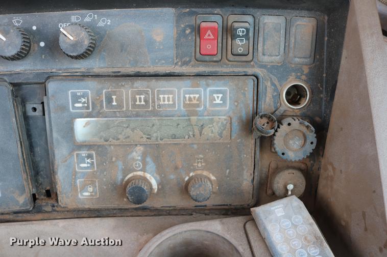 image for item DD8278 2006 John Deere 9520 Scraper Special 4WD tractor