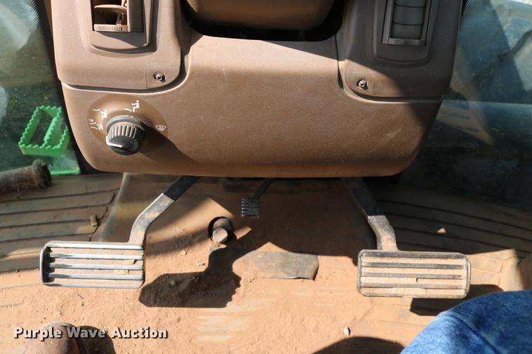 image for item DD8278 2006 John Deere 9520 Scraper Special 4WD tractor