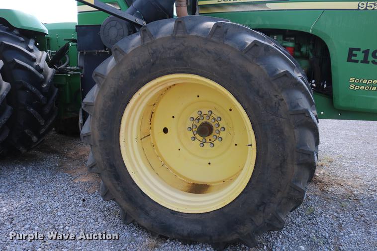 image for item DD8278 2006 John Deere 9520 Scraper Special 4WD tractor