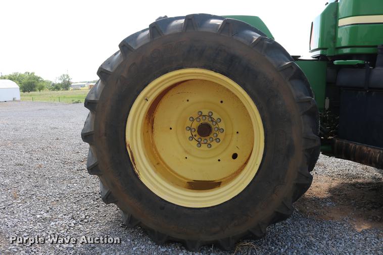 image for item DD8278 2006 John Deere 9520 Scraper Special 4WD tractor