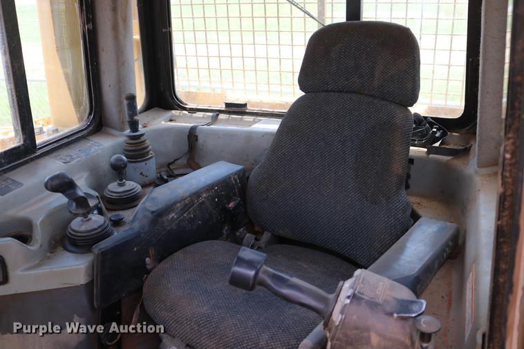 image for item DD8281 2005 Caterpillar D6R XL Series II dozer