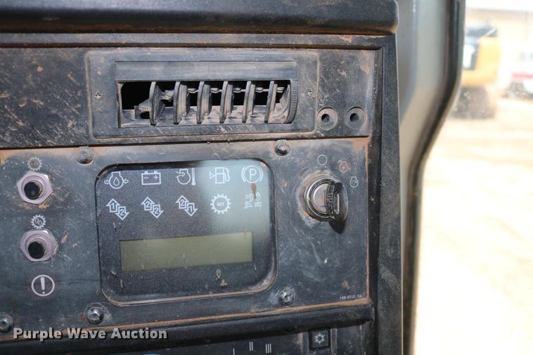 image for item DD8281 2005 Caterpillar D6R XL Series II dozer