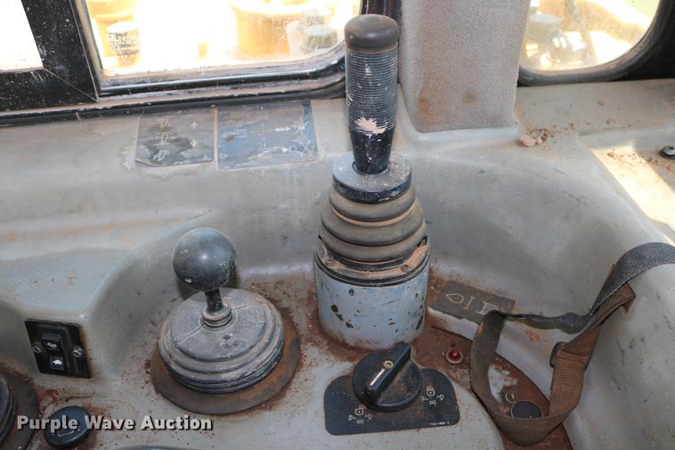 image for item DD8281 2005 Caterpillar D6R XL Series II dozer